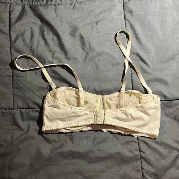 EUC. Olga Cream Floral Lace Convertible Bra - Picture 2 of 7